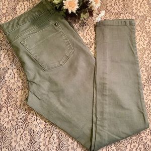 Clearance… Mossimo Premium Denim Stretch skinny jeans Olive size 8